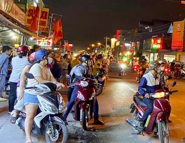 Người đi đường hiếu kỳ dừng xe theo dõi vụ việc tại hiện trường.