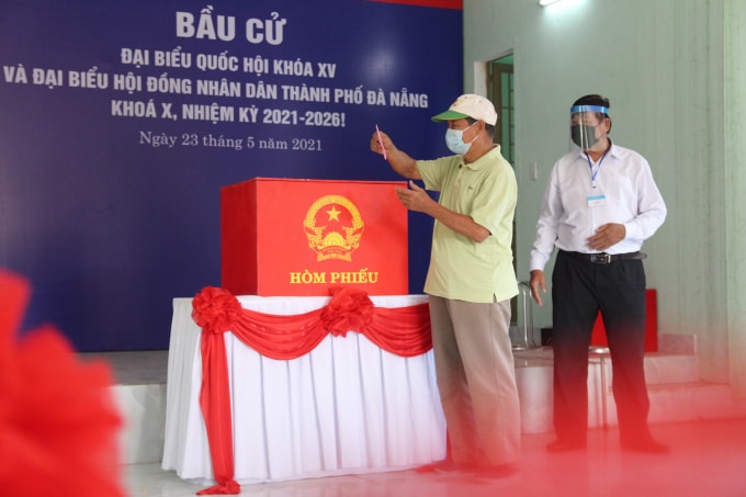 Cử tri tiến hành bỏ phiếu bầu vào hòm phiếu