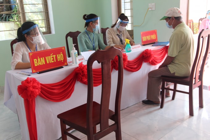 Cử tri đeo khẩu trang suốt quá trình tham gia bầu cử