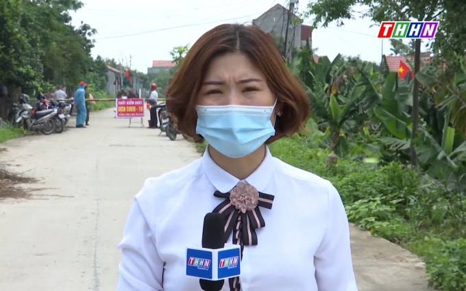 Nhà báo Phạm Thị Thu Thủy - Đài PTTH Hà Nam dẫn hiện trường, chị và đồng nghiệp có mặt ở nhiều điểm nóng, thực hiện tuyên truyền để người dân không chủ quan; không hoang mang, lo lắng; không giấu bệnh... Ảnh: NVCC