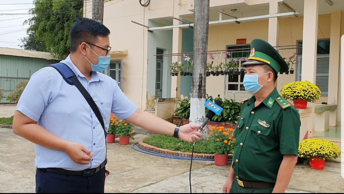Phóng viên Vũ Việt Khoa - Đài PTTH Tây Ninh phỏng vấn cán bộ, chiến sĩ Bộ đội Biên phòng tỉnh Tây Ninh. Ảnh: NVCC