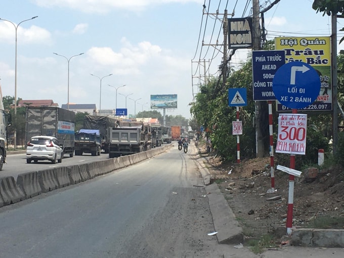 Tăng cường biển báo hướng dẫn người điều khiển phương tiện qua khu vực đang thi công trên QL51.
