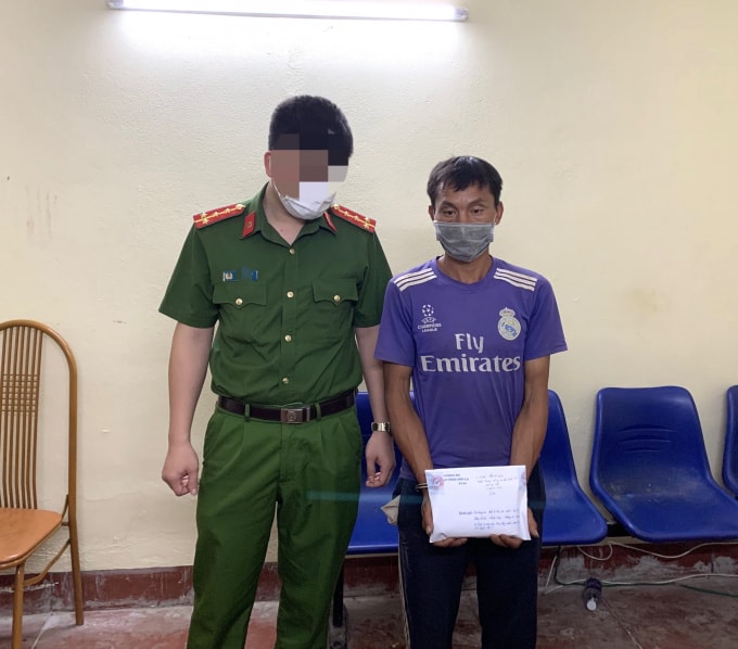 Mùa A Dia cùng tang vật tại cơ quan điều tra
