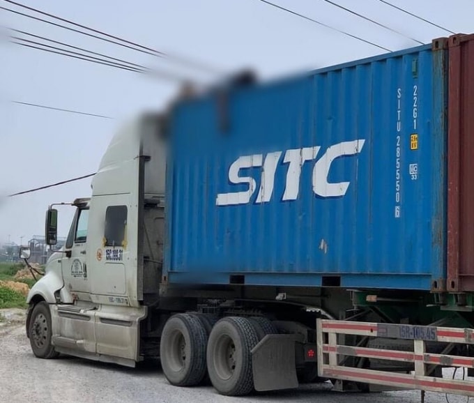 Tài xế bị điện giật chết ngay trên thùng xe.