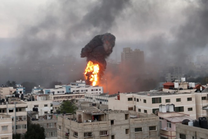 Khói và lửa bốc lên trong các cuộc không kích của Israel vào dải Gaza trong bối cảnh bùng phát bạo lực giữa Israel và Palestine, ngày 12 tháng 5 năm 2021 - Ảnh: REUTERS / Ibraheem Abu Mustafa
