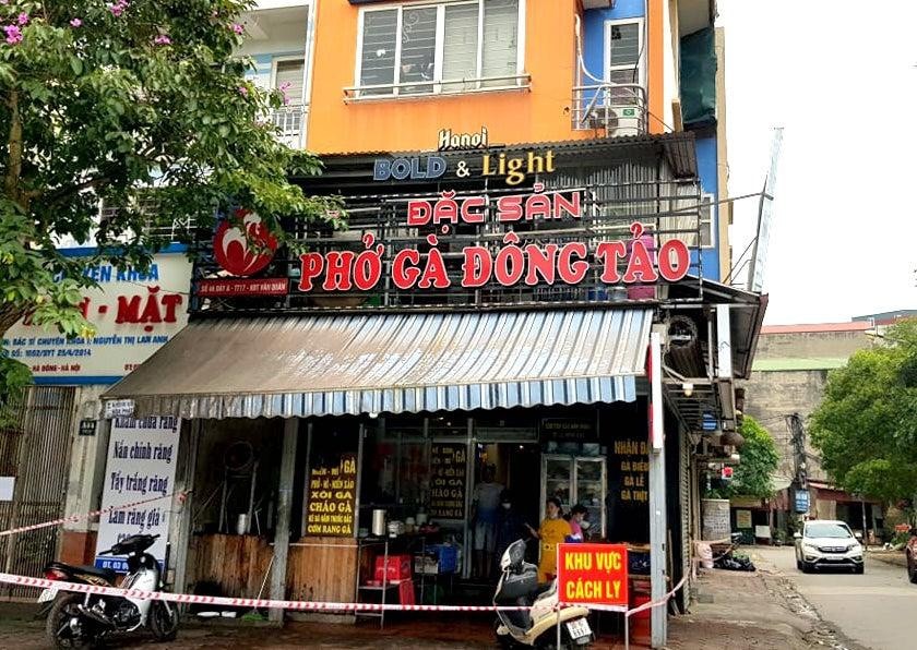 Phong tỏa cửa hàng bán phở ở Hà Đông liên quan đến ca dương tính Covid-19. Ảnh: tienphong.vn