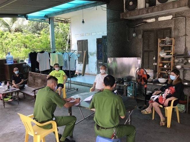 Hình ảnh công an làm việc với chuyên gia Trung Quốc không chấp hành quy định cách ly. Ảnh: vtc.vn