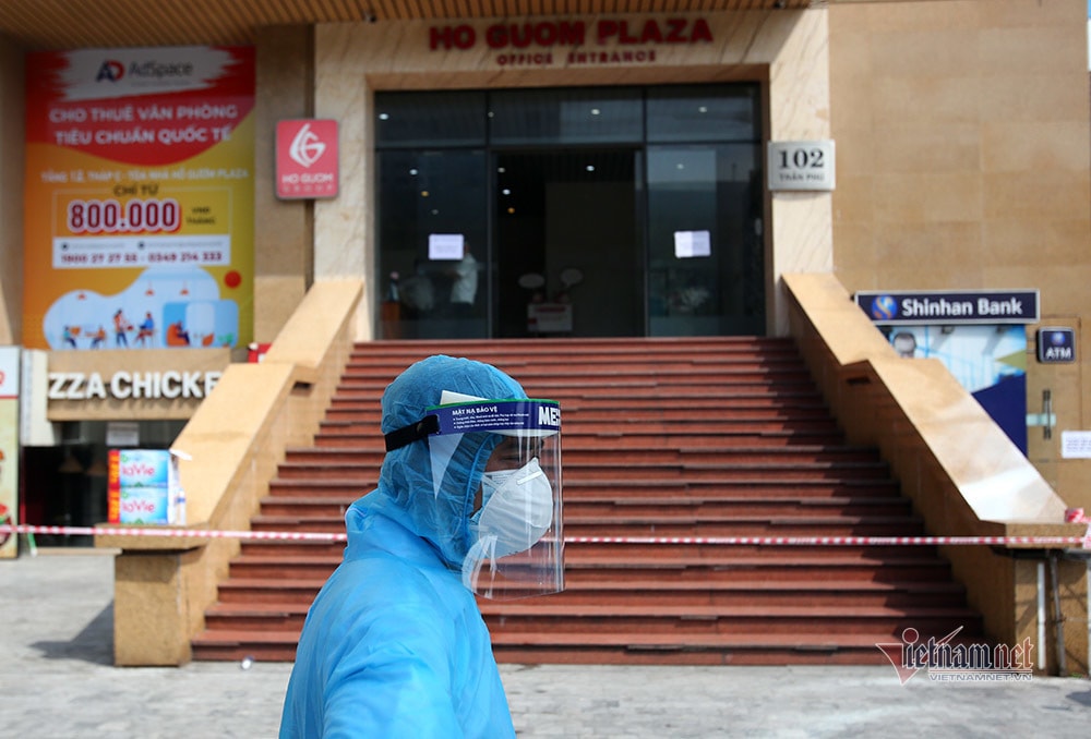 Tại chung cư Hồ Gươm Plaza, dây phân cách mềm chăng ngang lối lên xuống. Ảnh: vietnamnet.vn