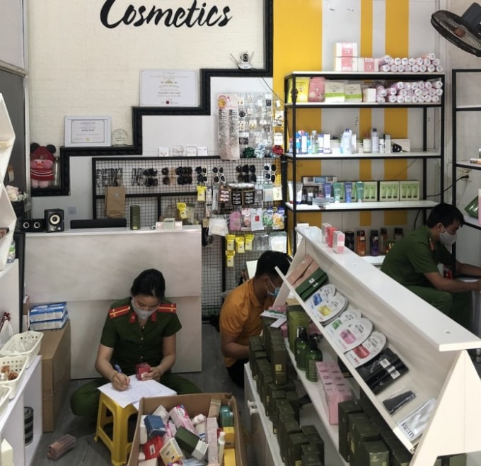 Lực lượng chức năng kiểm tra, xử lý vi phạm tại cửa hàng mỹ phẩm Nhi Cosmetic.