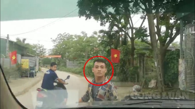 Đối tượng lạ mặt chặn không cho xe phóng viên vào bãi bồi nơi đang khai thác rầm rộ.