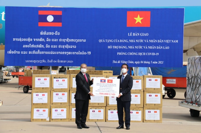 Việt Nam trao tặng 500.000 USD và vật tư, thiết bị y tế hỗ trợ Lào ứng phó dịch Covid-19.
