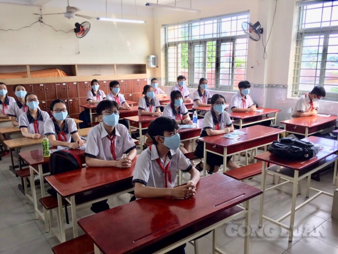 Học online khó khăn, học sinh lớp 9 vẫn phải đến trường để ôn thi.