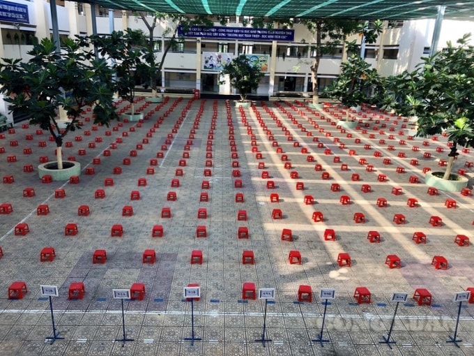 Học sinh được bố trí giữ khoảng cách an toàn được xem là một trong các biện pháp phòng chống dịch covid-19 hiệu quả hiện nay.