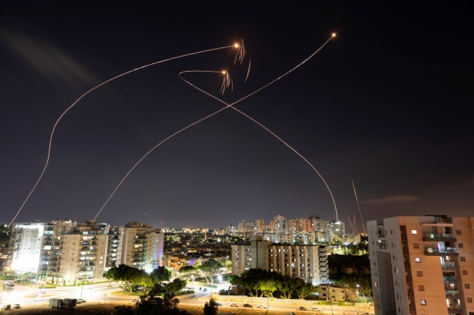 Vệt sáng được nhìn thấy khi hệ thống chống tên lửa Vòm Sắt của Israel đánh chặn tên lửa từ Dải Gaza về phía Israel, như được nhìn thấy từ Ashkelon, Israel ngày 13 tháng 5 năm 2021 - Ảnh: REUTERS / Amir Cohen
