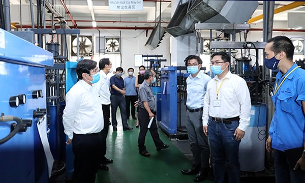 Đoàn lãnh đạo UBND TP. HCM kiểm tra tình hình hoạt động và công tác ứng phó, phòng chống dịch Covid-19 tại Khu chế xuất Tân Thuận (Quận 7, TP. HCM).