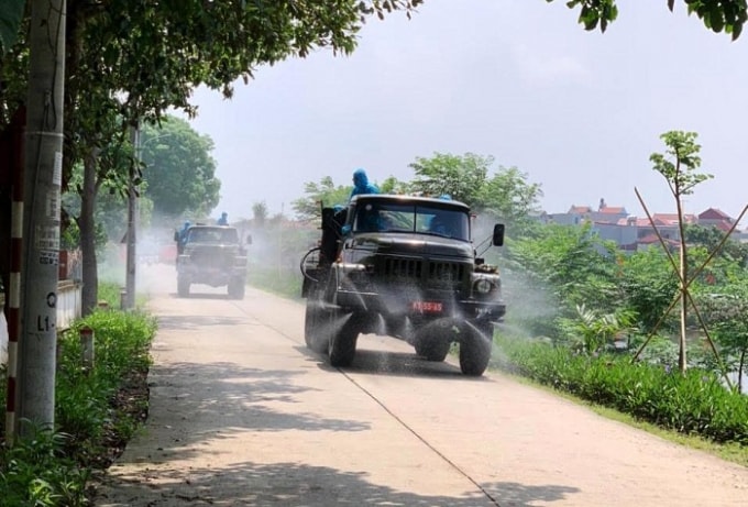 Lực lượng phòng hóa thuộc Bộ Tư lệnh Thủ đô Hà Nội đã phun khử khuẩn toàn bộ Công ty cổ phần tập đoàn Quốc tế sơn Sland và thôn Quang Hiền, xã Hiền Giang, huyện Thường Tín.