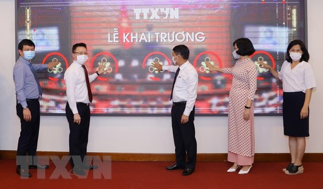 Lãnh đạo Thông tấn xã Việt Nam nhấn nút khai trương khai trương trang thông tin đặc biệt về bầu cử đại biểu Quốc hội khóa XV và đại biểu Hội đồng Nhân dân các cấp nhiệm kỳ 2021-2026 tại địa chỉ: http://baucuquochoi.vn(Ảnh: Văn Điệp/TTXVN)