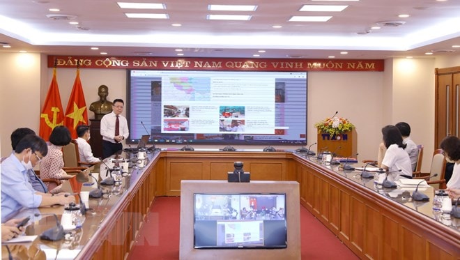 Ông Lê Quốc Minh, Ủy viên Trung ương Đảng, Bí thư Đảng ủy, Phó Tổng giám đốc TTXVN, giới thiệu về vai trò và tầm quan trọng của trang thông tin phục vụ công tác bầu cử. (Ảnh: Văn Điệp/TTXVN)