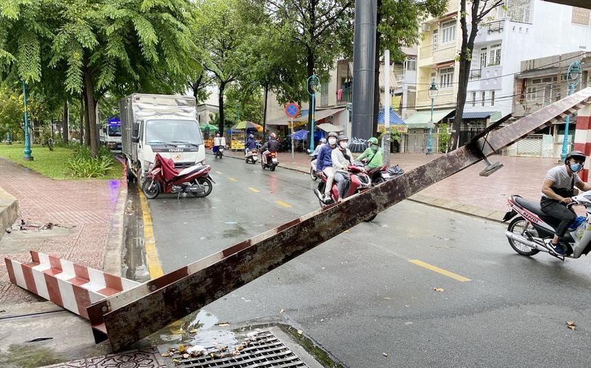 Vụ tai nạn khiến thanh giới hạn chiều cao bị đổ sập. Ảnh: Zingnews.vn