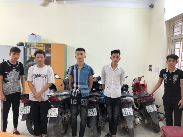 Một số đối tượng bị bắt giữ cùng phương tiện. Ảnh Công an TP Hải Phòng