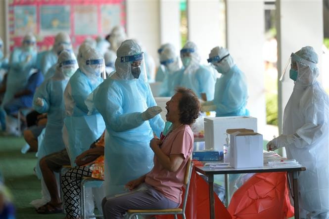 Nhân viên y tế lấy mẫu xét nghiệm COVID-19 tại Bangkok, Thái Lan, ngày 13/5/2021. Ảnh: THX