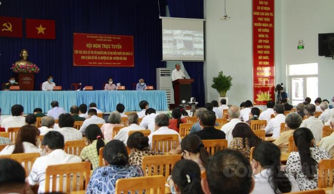 Nhiều cử tri theo dõi Chủ tịch nước và các ứng viên ĐBQH trình bày chương trình hành động. Ảnh: Thái Sơn