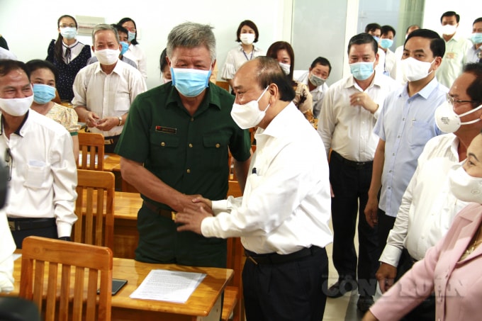 Chủ tịch nước Nguyễn Xuân Phúc tiếp xúc cử tri tại huyện Hóc Môn. Ảnh: Thái Sơn