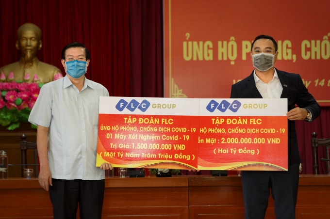 Tập đoàn FLC trao tặng 3,5 tỷ đồng tiền mặt và hiện vật hỗ trợ Vĩnh Phúc phòng chống dịch Covid – 19