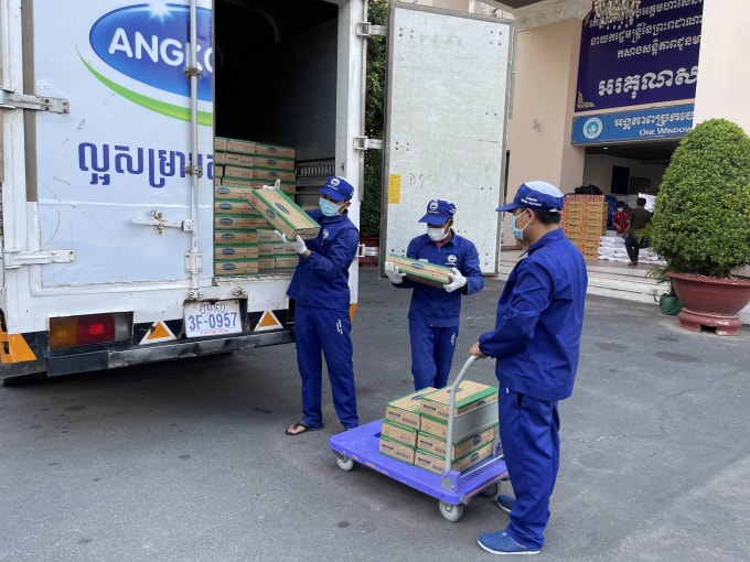 Công tác giao nhận sữa cho chính quyền Phnom Penh được nhà máy Angkormilk thực hiện cẩn trọng, tuyệt đối tuân thủ theo quy định phòng dịch Covid-19.