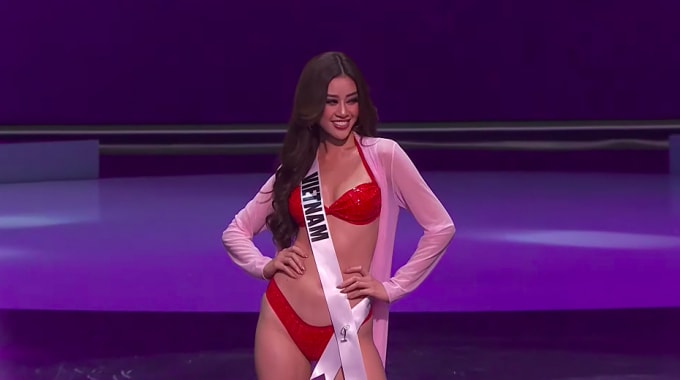 Trang phục áo tắm của người đẹp là bộ bikini màu đỏ giúp cô khoe thân hình nóng bỏng.