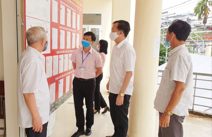 Đảng ủy thị trấn Vân Đình (Ứng Hòa) đã hoàn thành việc niêm yết danh sách và tiểu sử người ứng cử. Ảnh: Thu Trang