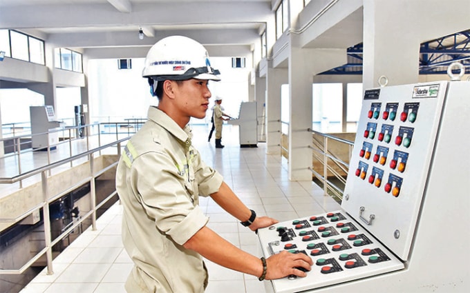 Vận hành hệ thống xử lý nước tại nhà máy nước mặt sông Đuống. Ảnh: ĐĂNG ANH