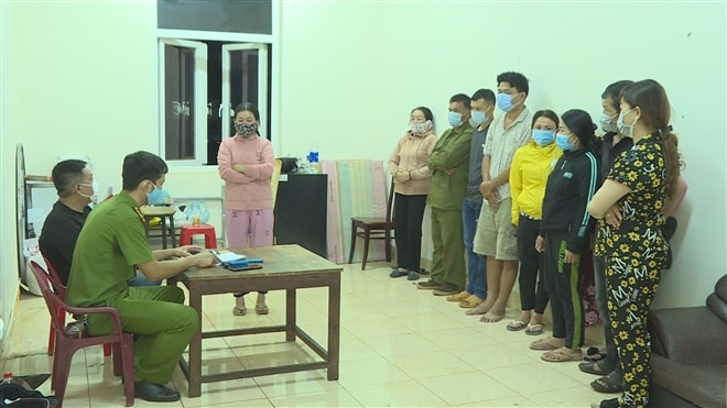 Hình ảnh nhóm người ghi số đề bị bắt giữ tại cơ quan điều tra. Ảnh: vtc.vn