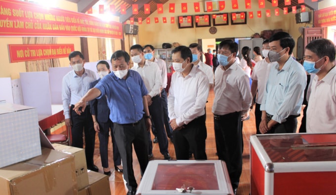 Phó Bí thư Thành ủy Hà Nội Nguyễn Văn Phong kiểm tra công tác bầu cử tại tiểu khu Phú Thịnh, thị trấn Phú Minh, huyện Phú Xuyên.