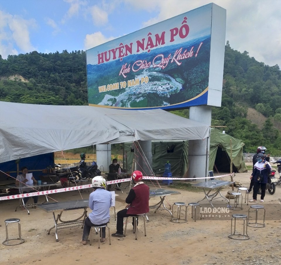 Tất cả người và phương tiện ra vào xã Si Pa Phìn đều được kiểm soát rất chặt chẽ. Ảnh: laodong.vn