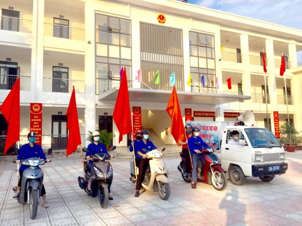 Đội tuyên truyền lưu động của các xã, thị trấn huyện Gia Lâm cũng tham gia tích cực về tuyên truyền bầu cử và phòng, chống dịch.