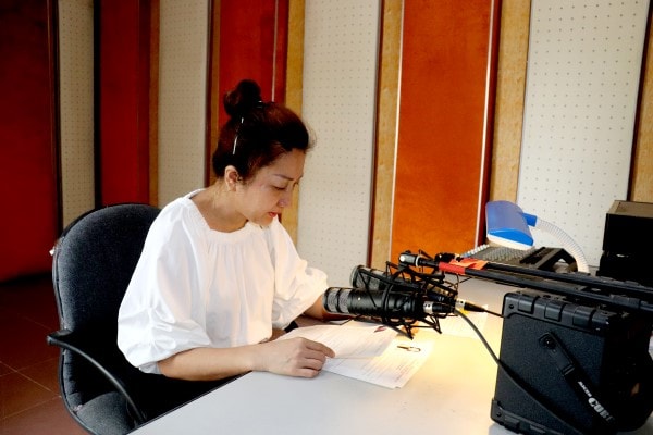Phát thanh viên Trung tâm VHTT - TT Gia Lâm thực hiện các chương trình phát thanh