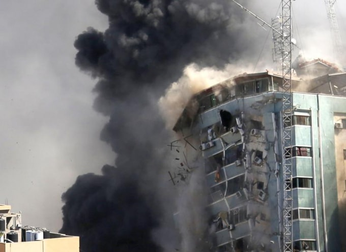 Tòa nhà có các văn phòng của hãng thông tấn AP và các phương tiện truyền thông khác ở thành phố Gaza sụp đổ sau khi bị tấn công bởi một cuộc không kích của Israel vào thứ Bảy, ngày 15 tháng 5 năm 2021 - Ảnh AP / Hatem Moussa