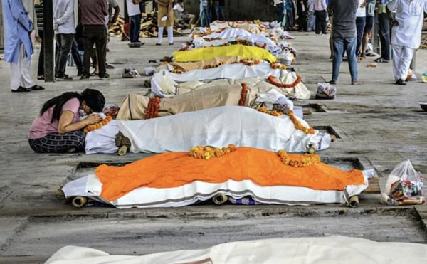 Thi thể nạn nhân COVID-19 bên ngoài một lò hoả táng ở New Delhi, Ấn Độ. Ảnh: India Today