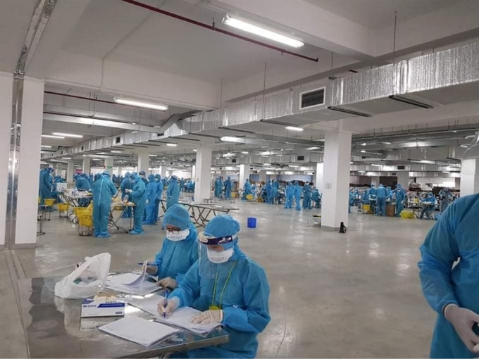 Ngay khi đến Bắc Giang 200 cán bộ nhân viên y tế Bệnh viện Việt Nam - Thụy Điển Uông Bí bắt tay ngay vào việc lấy mẫu xét nghiệm (ảnh TL).