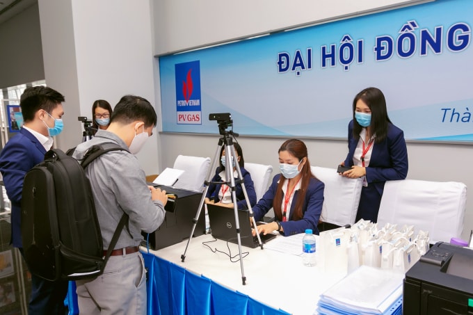 Thực hiện đeo khẩu trang và sát khuẩn khi đón tiếp cổ đông tại Đại hội đồng cổ đông thường niên PV GAS 2021.