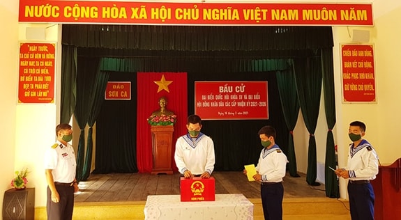 Cán bộ, chiến sĩ trên đảo Sơn Ca thực hiện bỏ phiếu bầu cử. Ảnh: Hoàng Triệu