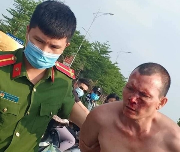 Đối tượng Đặng Phạm Sáu bị công an khống chế, bắt giữ