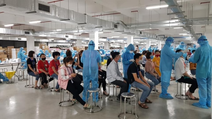 Công tác lấy mẫu xét nghiệm được tiến hành khẩn trương (ảnh TL).