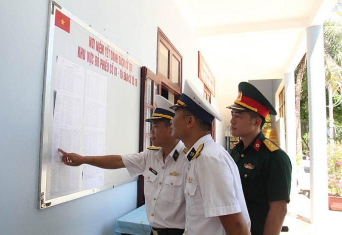 Cử tri đảo Sơn Ca tìm hiểu danh sách ứng cử. Ảnh: Phan Sáu