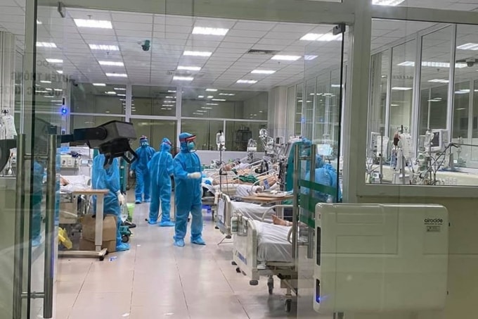 Các bác sĩ điều trị bệnh nhân tại khoa Hồi sức tích cực, Bệnh viện Bệnh Nhiệt đới Trung ương. Ảnh: TL