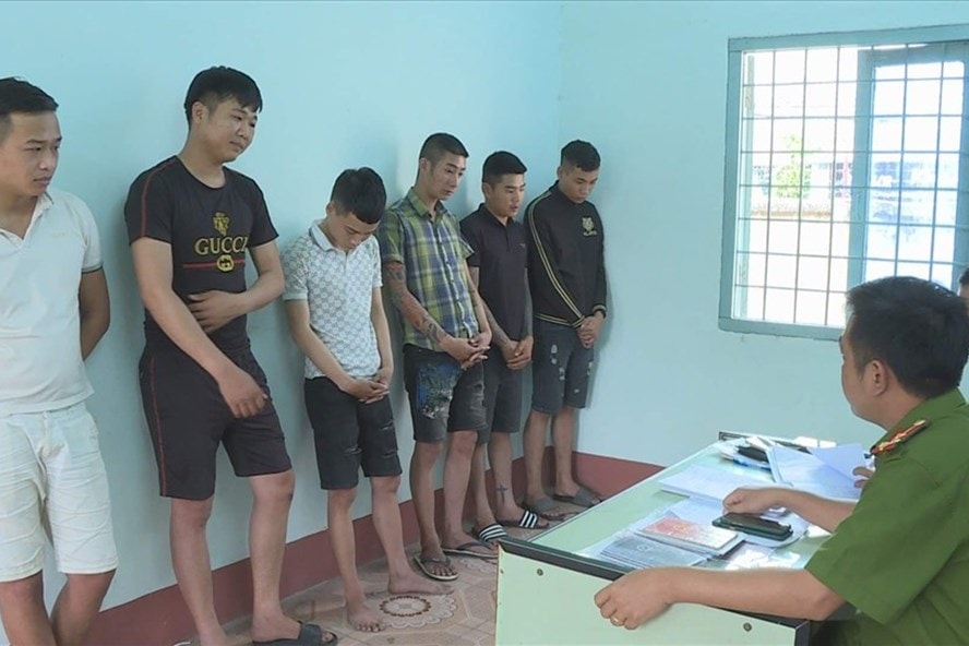 Các đối tượng được triệu tập về trụ sở cơ quan công an làm việc. Ảnh: laodong.vn
