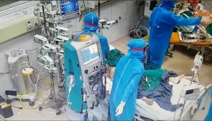 Các bác sĩ điều trị cho các bệnh nhân nguy kịch (ảnh TL).