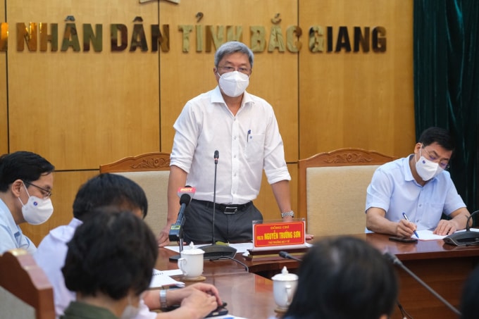 Thứ trưởng Nguyễn Trường Sơn chỉ đạo chống dịch tại Bắc Giang (ảnh TL).