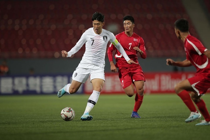 Han Kwang-song, tiền đạo ngôi sao của tuyển Triều Tiên, nỗ lực đeo bám Son Heung-min. Ảnh: Getty